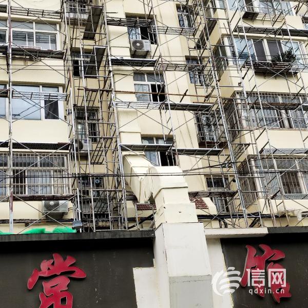 菜馆烟道直达楼顶 油烟和噪音惹业主不满